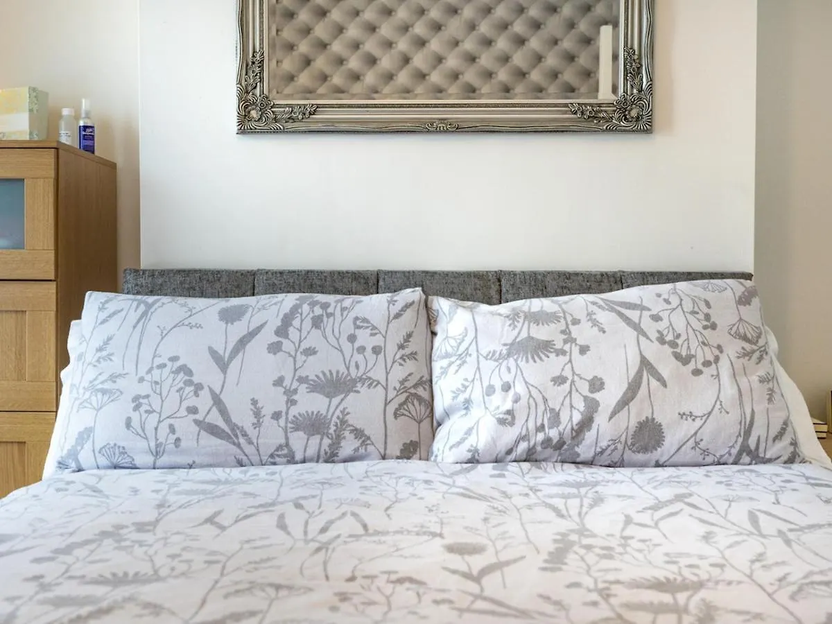 Pass The Keys Lovely 2Br Terrace House Ormeau Park Area Belfast 0*,  Velká Británie